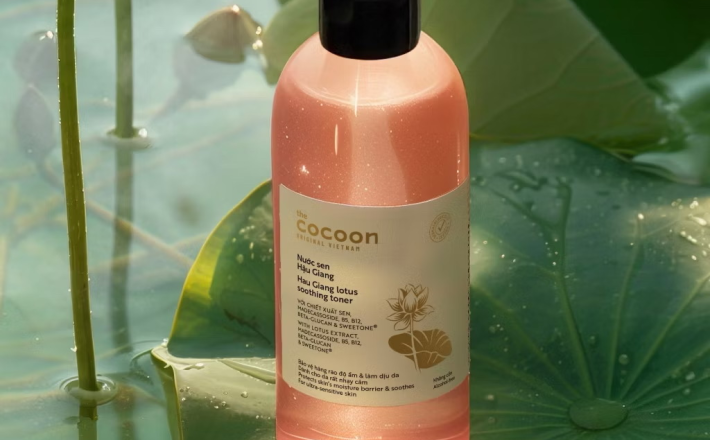 ￼Bigsize - Nước sen Hậu Giang (toner) giúp phục hồi đa nhiệm cho da rất nhạy cảm Cocoon 310ml 