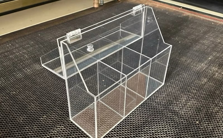 ￼Hộp đựng cọ trang điểm bằng Mica 3 ngăn 