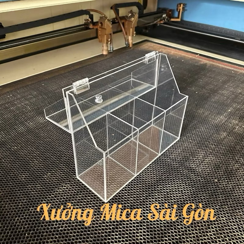 ￼Hộp đựng cọ trang điểm bằng Mica 3 ngăn 